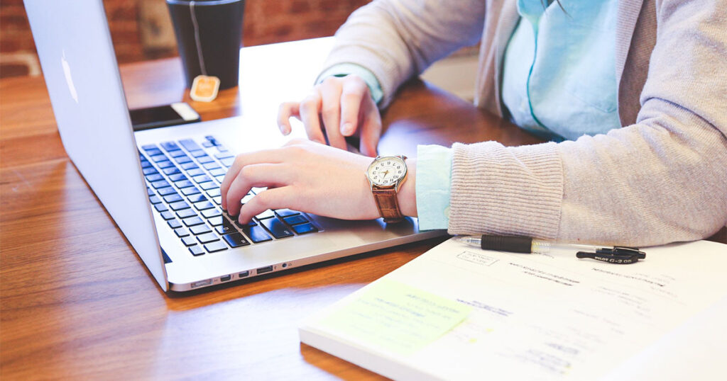 Best-AI-Tool-For-Beginners Woman using AI tools